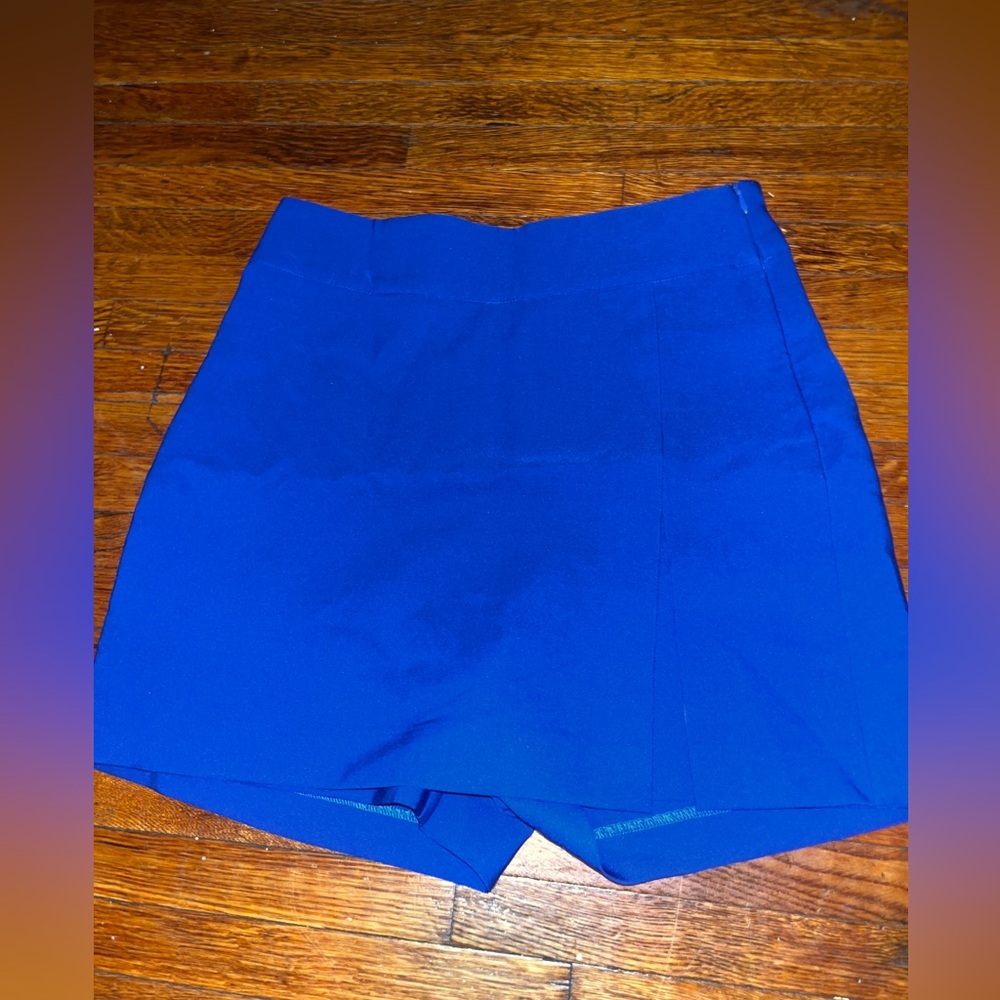 Blue skort with slit on the tight
